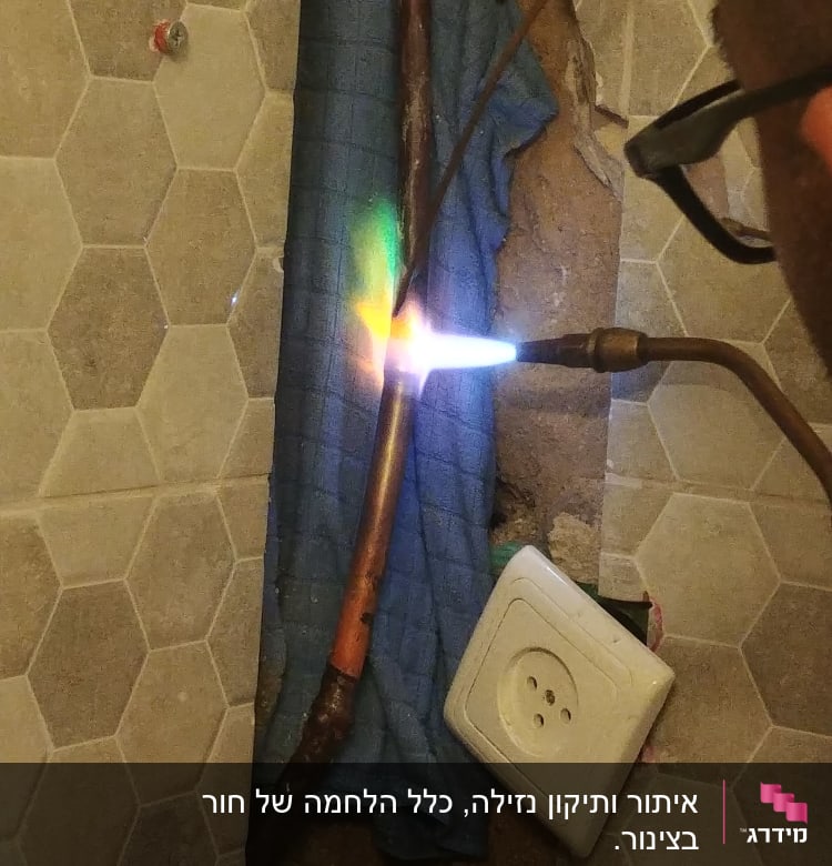 ריתוך צינור נחושת עם מבער